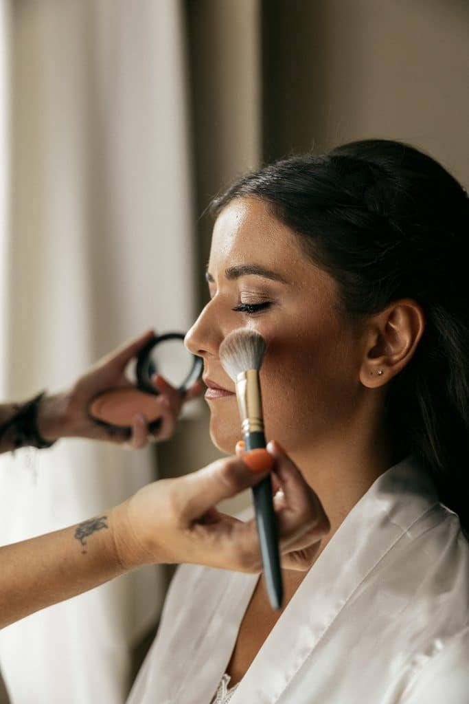 mujer recibe maquillaje de novia en su boda
